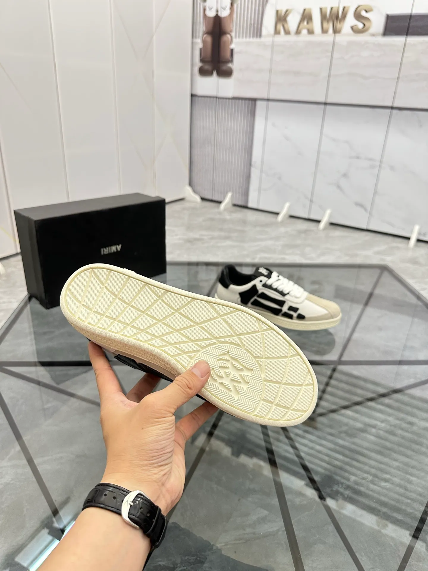 Men's shoes: 💰P420¥ Product trademark: AMIRI* "Amir*" low-top casual shoes Regular size: 38-45 (can be customized to 46) Product material: imported nubuck leather upper, breathable lining, original outsole. Number: 001